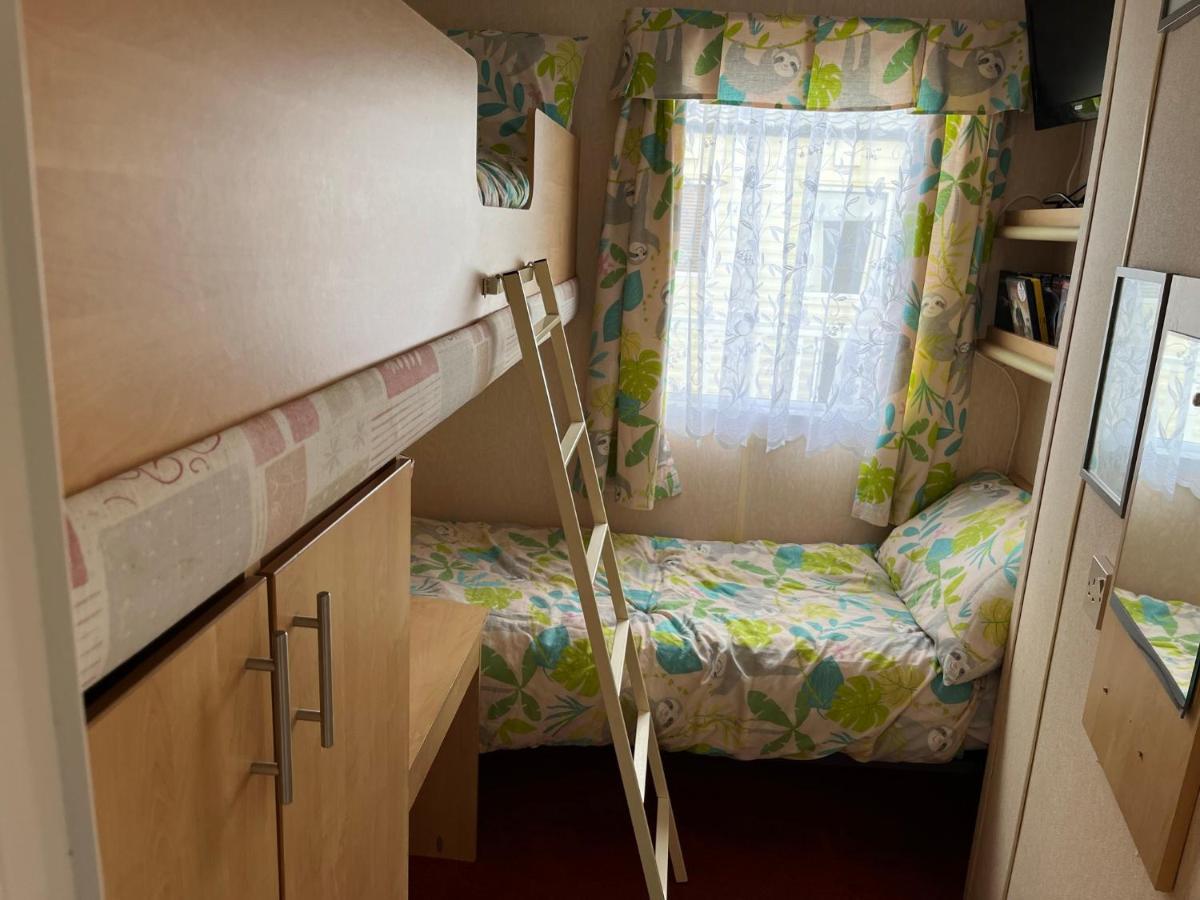 Toni'S Family Holiday Caravan With Decking, Smart Tv And Private Wifi Rhyl Exterior photo